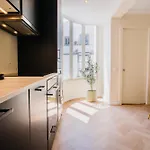 -new- Chic Chiado Apartment, Elevator Buiding, Steps To Everything