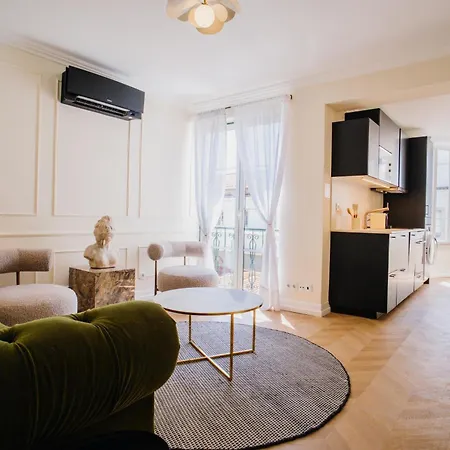 -new- Chic Chiado Apartment, Elevator Buiding, Steps To Everything * Лиссабон
