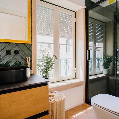-new- Chic Chiado Apartment, Elevator Buiding, Steps To Everything * Lizbona